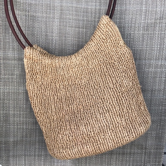 HOBO Straw Bag with Cross Over Leather Strap (HOBO Storage Bag Included) - Picture 3 of 15